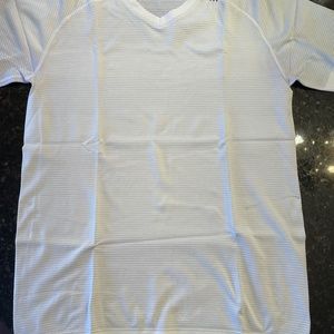 Mens M Lululemon metal vent tech v-neck